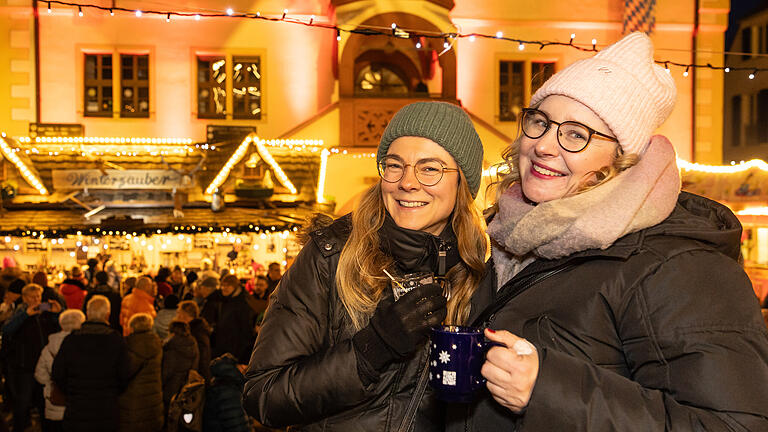 Volkacher Winterzauber       -  Etliche Menschen besuchen am Neujahrstag (01.01.25) den Volkacher Winterzauber. Der Marktplatz verwandelt sich noch bis zum 6. Januar täglich in eine Winter-Open-Air-Festivalfläche.