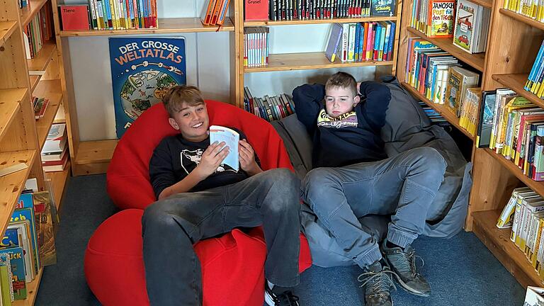 Schüler der Mittelschule genießen die angenehme Atmosphäre der Bücherei. Schüler der Mittelschule genießen die angenehme Atmosphäre der Bücherei.