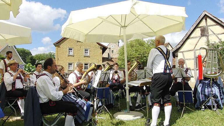 Und die Musi spielt dazu: Die Musikkapelle Fladungen unterhielt beim Bieranstich mit zünftiger Blasmusik.