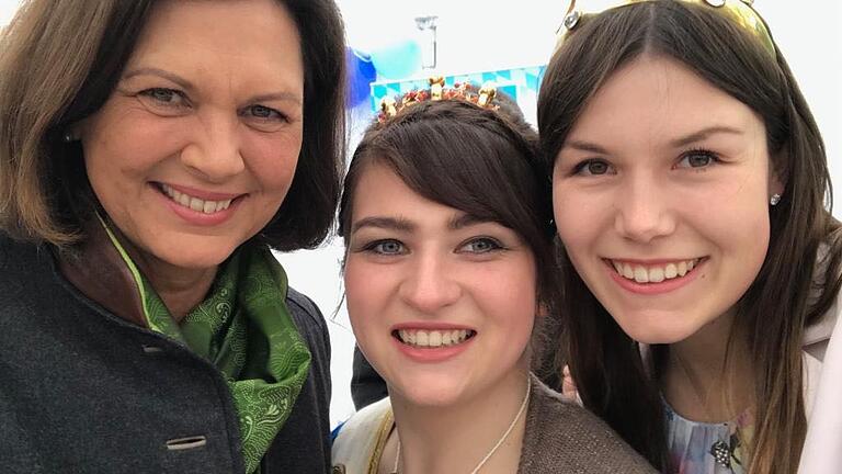 Zwei Königinnen und eine Präsidentin: Weinkönigin Carolin Meyer (rechts), die Bayerische Spargelkönigin Daniela Kögler (Mitte) und Landtagspräsidentin Ilse Aigner (links). Zwei Königinnen und eine Präsidentin: Weinkönigin Carolin Meyer (rechts), die Bayerische Spargelkönigin Daniela Kögler (Mitte) und Landtagspräsidentin Ilse Aigner (links).
