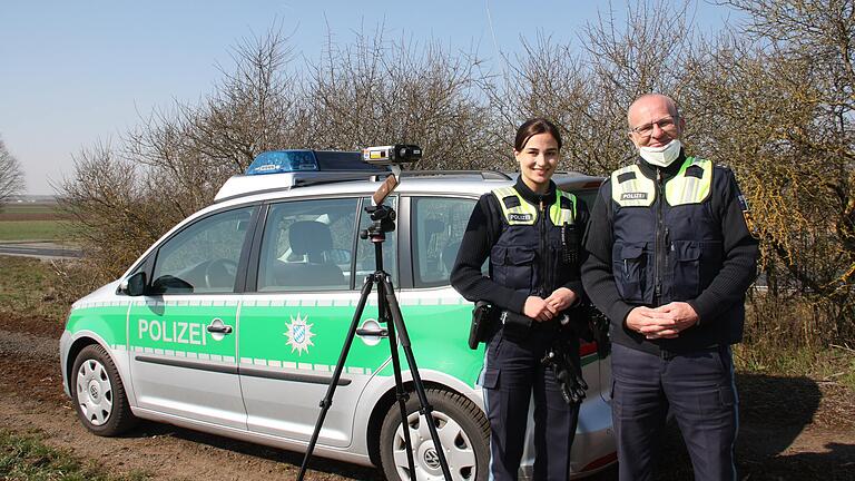 Während des Blitzmarathons ein Team: Polizeipraktikantin Freya Hahner und Polizist Hubert Kimmel. Während des Blitzmarathons ein Team: Polizeipraktikantin Freya Hahner und Polizist Hubert Kimmel.