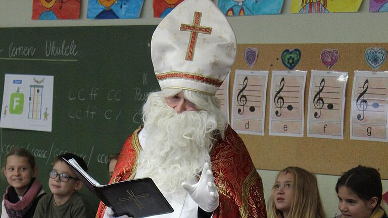 Gespannt hörten die Kinder zu, was der Nikolaus aus seinem Buch vorlas. Gespannt hörten die Kinder zu, was der Nikolaus aus seinem Buch vorlas.