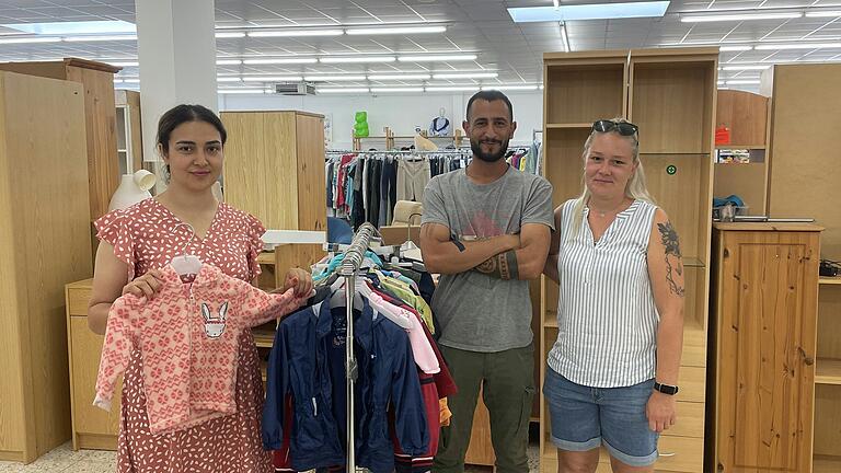 Laila Mohammad (links) kümmert sich um die Kinderkleidung, Masror Ali sammelt Möbel und Lebensmittel ein und Julia McCleary unterstützt ihre Mutter Cornelia Fuchs in vielen Bereichen. Laila Mohammad (links) kümmert sich um die Kinderkleidung, Masror Ali sammelt Möbel und Lebensmittel ein und Julia McCleary unterstützt ihre Mutter Cornelia Fuchs in vielen Bereichen.