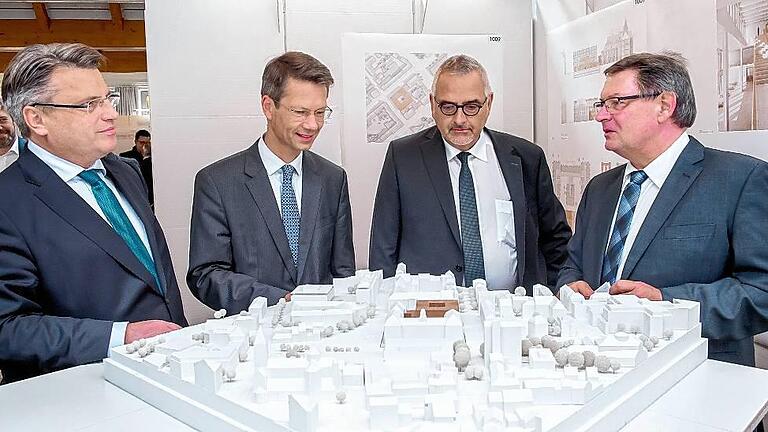 Vor dem Architektenentwurf des neuen Justizzentrums (von links): Justizminister Winfried Bausback, OB Sebastian Remelé, Gerald Langer (Staatliches Hochbauamt), Innenstaatssekretär Gerhard Eck. Vor dem Architektenentwurf des neuen Justizzentrums (von links): Justizminister Winfried Bausback, OB Sebastian Remelé, Gerald Langer (Staatliches Hochbauamt), Innenstaatssekretär Gerhard Eck.