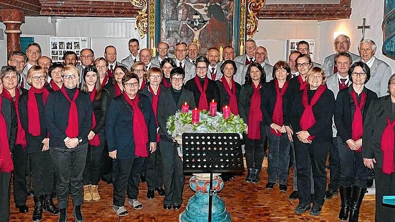 Zauberhafte Weihnacht: Konzert für Mukoviszidose-Kranke - (bag) Zu einer „zauberhaften Weihnacht“ hatte der Männergesangverein Gnodstadt 1869 am Sonntagabend in die evangelische Kirche Peter und Paul eingeladen. Der Männergesangverein unter der Leitung von Ute Bocklenberg, der Singkreis Gnodstadt, geleitet von Irmgard Müller, sowie der Posaunenchor Enheim mit Harald Stadelmann als Dirigent veranstalteten den weihnachtlichen Konzertreigen als Benefizkonzert zugunsten der Mukoviszidose-Gruppe Franken. Chorleiterin Bocklenberg brachte außerdem die Liedertafel Sommerhausen als weiteren von ihr geleiteten Chor mit. Pfarrer Christoph Schwethelm bezeichnete das Konzert in seiner Begrüßung als einen besonderen Gottesdienst, zu dem auf Einladung des Vorsitzenden Winfried Heinkel „zauberhaft viele Menschen“ gekommen seien. Die Interpreten wollten nicht nur adventliche Stimmung mitgeben, sie wollten auch die Mukoviszidose Stiftung unterstützen und Verbundenheit und Solidarität zeigen. Schwethelm verglich den Einsatz mit der Arbeit des Pfarrers Friedrich von Bodelschwingh (1831 bis 1910), der sich besonders um behinderte Kinder kümmerte. Der musikalische Reigen in Gnodstadt wurde unterbrochen von einer Weihnachtsgeschichte, in der Hildegard Heinkel las, was geschehen wäre, wenn bei der einstigen Herbergssuche in Bethlehem anstelle eines Stalles mit Krippe eine Hotelsuite mit Wiege angeboten und genutzt worden wäre. Anschließend kamen Singkreis und Männergesangverein zu dem Weihnachtsklassiker „Süßer die Glocken nie klingen“ gemeinsam in den Altarraum. Vorsitzender Heinkel bezeichnete die Weihnachtszeit als eine Zeit für Ruhe und Frieden im Kreise der Familie. Die Welt allerdings sehe anders aus. Er rief dazu auf, zu hoffen und zu beten, dass das neue Jahr besser werde und schöne Momente, wie das Konzert, überwiegen. Er bat zudem um Spenden zugunsten der Mukoviszidose-Stiftung. Mehr Informationen über diese Stiftung online unter www.muko-unterfranken.info Zauberhafte Weihnacht: Konzert für Mukoviszidose-Kranke - (bag) Zu einer „zauberhaften Weihnacht“ hatte der Männergesangverein Gnodstadt 1869 am Sonntagabend in die evangelische Kirche Peter und Paul eingeladen. Der Männergesangverein unter der Leitung von Ute Bocklenberg, der Singkreis Gnodstadt, geleitet von Irmgard Müller, sowie der Posaunenchor Enheim mit Harald Stadelmann als Dirigent veranstalteten den weihnachtlichen Konzertreigen als Benefizkonzert zugunsten der Mukoviszidose-Gruppe Franken. Chorleiterin Bocklenberg brachte außerdem die Liedertafel Sommerhausen als weiteren von ihr geleiteten Chor mit. Pfarrer Christoph Schwethelm bezeichnete das Konzert in seiner Begrüßung als einen besonderen Gottesdienst, zu dem auf Einladung des Vorsitzenden Winfried Heinkel „zauberhaft viele Menschen“ gekommen seien. Die Interpreten wollten nicht nur adventliche Stimmung mitgeben, sie wollten auch die Mukoviszidose Stiftung unterstützen und Verbundenheit und Solidarität zeigen. Schwethelm verglich den Einsatz mit der Arbeit des Pfarrers Friedrich von Bodelschwingh (1831 bis 1910), der sich besonders um behinderte Kinder kümmerte. Der musikalische Reigen in Gnodstadt wurde unterbrochen von einer Weihnachtsgeschichte, in der Hildegard Heinkel las, was geschehen wäre, wenn bei der einstigen Herbergssuche in Bethlehem anstelle eines Stalles mit Krippe eine Hotelsuite mit Wiege angeboten und genutzt worden wäre. Anschließend kamen Singkreis und Männergesangverein zu dem Weihnachtsklassiker „Süßer die Glocken nie klingen“ gemeinsam in den Altarraum. Vorsitzender Heinkel bezeichnete die Weihnachtszeit als eine Zeit für Ruhe und Frieden im Kreise der Familie. Die Welt allerdings sehe anders aus. Er rief dazu auf, zu hoffen und zu beten, dass das neue Jahr besser werde und schöne Momente, wie das Konzert, überwiegen. Er bat zudem um Spenden zugunsten der Mukoviszidose-Stiftung. Mehr Informationen über diese Stiftung online unter www.muko-unterfranken.info