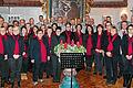 Zauberhafte Weihnacht: Konzert für Mukoviszidose-Kranke       -  (bag)   Zu einer &bdquo;zauberhaften Weihnacht&ldquo; hatte der Männergesangverein Gnodstadt 1869 am Sonntagabend in die evangelische Kirche Peter und Paul eingeladen. Der Männergesangverein unter der Leitung von Ute Bocklenberg, der Singkreis Gnodstadt, geleitet von Irmgard Müller, sowie der Posaunenchor Enheim mit Harald Stadelmann als Dirigent veranstalteten den weihnachtlichen Konzertreigen als Benefizkonzert zugunsten der Mukoviszidose-Gruppe Franken. Chorleiterin Bocklenberg brachte außerdem die Liedertafel Sommerhausen als weiteren von ihr geleiteten Chor mit. Pfarrer Christoph Schwethelm bezeichnete das Konzert in seiner Begrüßung als einen besonderen Gottesdienst, zu dem auf Einladung des Vorsitzenden Winfried Heinkel &bdquo;zauberhaft viele Menschen&ldquo; gekommen seien. Die Interpreten wollten nicht nur adventliche Stimmung mitgeben, sie wollten auch die Mukoviszidose Stiftung unterstützen und Verbundenheit und Solidarität zeigen. Schwethelm verglich den Einsatz mit der Arbeit des Pfarrers Friedrich von Bodelschwingh (1831 bis 1910), der sich besonders um behinderte Kinder kümmerte. Der musikalische Reigen in Gnodstadt wurde unterbrochen von einer Weihnachtsgeschichte, in der Hildegard Heinkel las, was geschehen wäre, wenn bei der einstigen Herbergssuche in Bethlehem anstelle eines Stalles mit Krippe eine Hotelsuite mit Wiege angeboten und genutzt worden wäre. Anschließend kamen Singkreis und Männergesangverein zu dem Weihnachtsklassiker &bdquo;Süßer die Glocken nie klingen&ldquo; gemeinsam in den Altarraum. Vorsitzender Heinkel bezeichnete die Weihnachtszeit als eine Zeit für Ruhe und Frieden im Kreise der Familie. Die Welt allerdings sehe anders aus. Er rief dazu auf, zu hoffen und zu beten, dass das neue Jahr besser werde und schöne Momente, wie das Konzert, überwiegen. Er bat zudem um Spenden zugunsten der Mukoviszidose-Stiftung. Mehr Informationen über diese Stiftung online unter www.muko-unterfranken.info