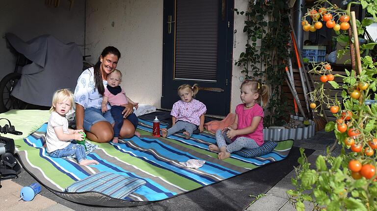 Im Freien, aber überdacht, hat Tagesmutter Mareike Schmitt einen Aufenthaltsbereich für ihre Kinder eingerichtet. Im Freien, aber überdacht, hat Tagesmutter Mareike Schmitt einen Aufenthaltsbereich für ihre Kinder eingerichtet.