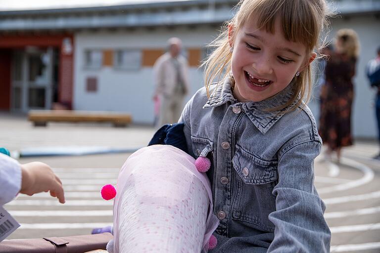 Charlotte Häfner aus Gleusdorf besucht die Grundschule Untermerzbach. In ihrer Schultüte war unter anderem ein Sorgenfresser-Kuscheltier. Charlotte Häfner aus Gleusdorf besucht die Grundschule Untermerzbach. In ihrer Schultüte war unter anderem ein Sorgenfresser-Kuscheltier.