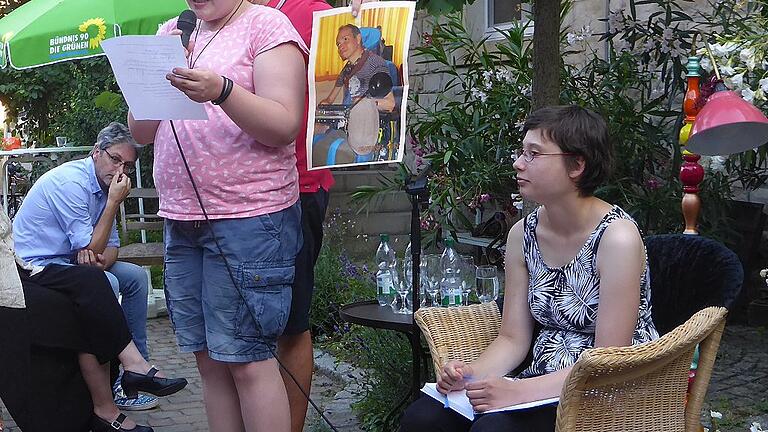 Sabrina Thauren (rechts) las eine Geschichte in einfacher Sprach &bdquo;Volle Lotte&rdquo;. Leider konnte ihr Lesepartner Philipp Hass aus gesundheitlichen Gründen nicht dabei sein. Vicky West (links) stellt ihn anhand eines Fotos aber trotzdem dem Publikum vor.