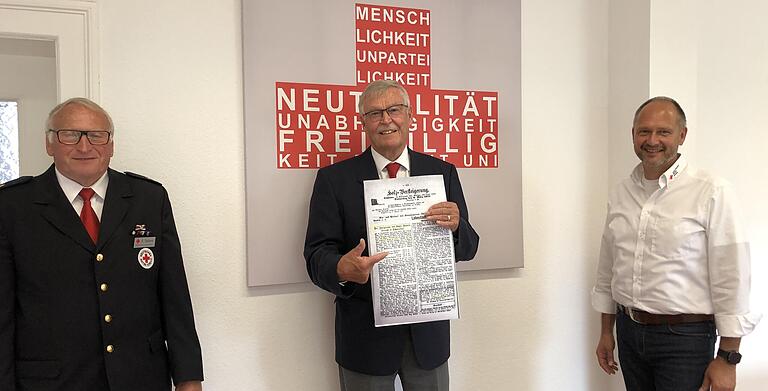 Seit 150 Jahren gibt es das Rote Kreuz in Schweinfurt. Eine Gründungsurkunde gibt es nicht, aber einen Bericht im Schweinfurter Tagblatt aus dem Jahr 1871, in dem ein Jahr nach der Gründung eine Bilanz gezogen wird. Im Bild Ehrenkreisbereitschaftsleiter Friedel Tellert, Vorsitzender Hartmut Bräuer und Kreisgeschäftsführer Thomas Lindörfer. Seit 150 Jahren gibt es das Rote Kreuz in Schweinfurt. Eine Gründungsurkunde gibt es nicht, aber einen Bericht im Schweinfurter Tagblatt aus dem Jahr 1871, in dem ein Jahr nach der Gründung eine Bilanz gezogen wird. Im Bild Ehrenkreisbereitschaftsleiter Friedel Tellert, Vorsitzender Hartmut Bräuer und Kreisgeschäftsführer Thomas Lindörfer.