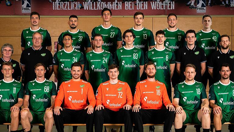 Der Kader der DJK Rimpar Wölfe für die Saison 2021/22 in der 2. Handball-Bundesliga: (hinten von links) Lukas Böhm, David Kovacic, Philipp Meyer, Valentin Neagu, Patrick Schmidt, Benedikt Brielmeier, (Mitte von links) Karola Endres (Betreuerin), Josef Schömig (Co- Trainer), Yonatan Dayan, Linus Dürr, Alexander Merk, Felix Jaeger, Hermann Helbing (Physiotherapeut), Julian Thomann (Trainer), (vorne von links) Felix Karle, Julian Sauer, Marino Mallwitz, Robert Tschuri, Andreas Wieser, Steffen Kaufmann und Dominik Schömig.