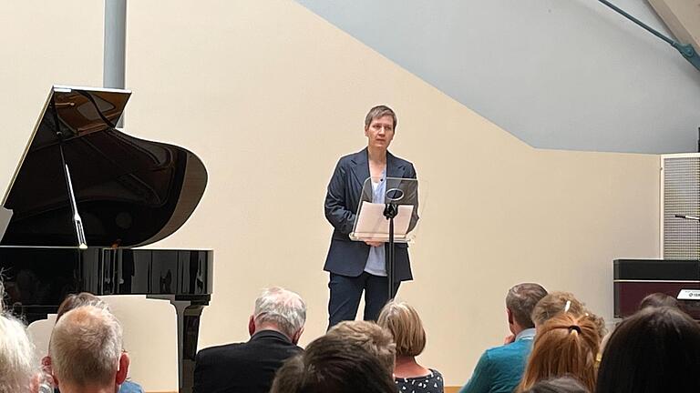 Schulleiterin Julia Erche spricht über den Zusammenhang zwischen Musikerziehung und Friedensarbeit. Schulleiterin Julia Erche spricht über den Zusammenhang zwischen Musikerziehung und Friedensarbeit.