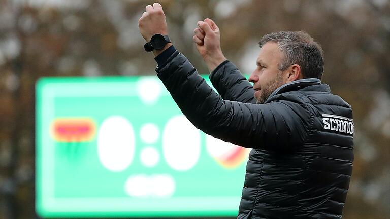 Auch Trainer Christian Gmünder atmete auf nach dem 2:0-Sieg des FC 05 Schweinfurt über Heimstetten. Auch Trainer Christian Gmünder atmete auf nach dem 2:0-Sieg des FC 05 Schweinfurt über Heimstetten.