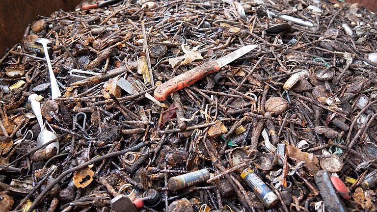 In der Siebanlage wird unter anderem Metall aussortiert. Regelmäßig landen Batterien und Küchenmesser im Auffangbehälter. In der Siebanlage wird unter anderem Metall aussortiert. Regelmäßig landen Batterien und Küchenmesser im Auffangbehälter.