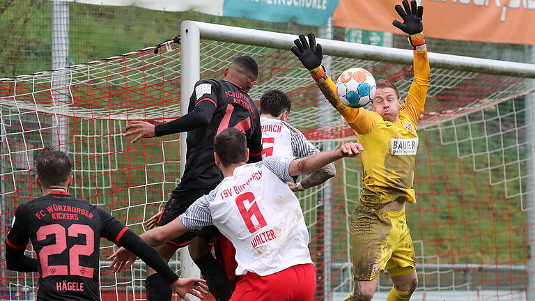 Kein Durchkommen: In dieser Szene kommt Saliou Sané zwar gegen die Buchbacher Philipp Walter (vorne) und Marcel Spitzer zum Kopfball, bringt das Spielgerät aber nicht an Torhüter Daniel Maus vorbei. Kein Durchkommen: In dieser Szene kommt Saliou Sané zwar gegen die Buchbacher Philipp Walter (vorne) und Marcel Spitzer zum Kopfball, bringt das Spielgerät aber nicht an Torhüter Daniel Maus vorbei. 