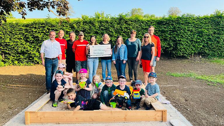 Mit einer großzügigen Spende von 500 Euro unterstützten die Mütter des Babybasar-Teams Fladungen den Förderverein Freibad Fladungen. Mit einer großzügigen Spende von 500 Euro unterstützten die Mütter des Babybasar-Teams Fladungen den Förderverein Freibad Fladungen.