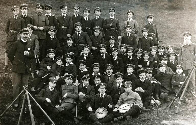 Die Lohrer Jugendwehr im 1. Weltkrieg, 1914 gegründete freiwillige vormilitärische Ausbildung für Jugendliche im Alter von 16 bis 18 Jahren. Bruno Rothschild war dabei (vorne rechts außen sitzend mit Trommel und heller Jacke). Die Lohrer Jugendwehr im 1. Weltkrieg, 1914 gegründete freiwillige vormilitärische Ausbildung für Jugendliche im Alter von 16 bis 18 Jahren. Bruno Rothschild war dabei (vorne rechts außen sitzend mit Trommel und heller Jacke). 
