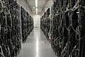 Hacker / Internet / Virus / Wurm / Trojaner / Server / Symbolbild       -  Ein Rechenzentrum mit Kabelverbindungen von Servern: Unbekannte sind laut einem Zeitungsbericht mehrfach in die Computernetze der US-Technologiebörse Nasdaq eingedrungen.