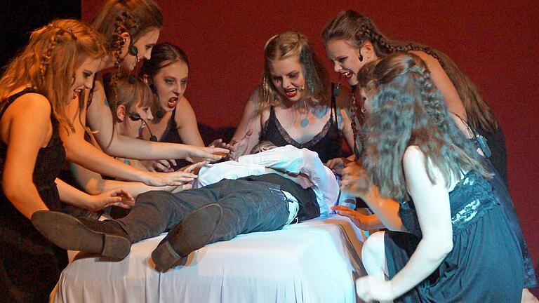 Die Vampirinnen stürzen sich auf Jonathan Harker, gespielt von Leo Schneiderbanger.