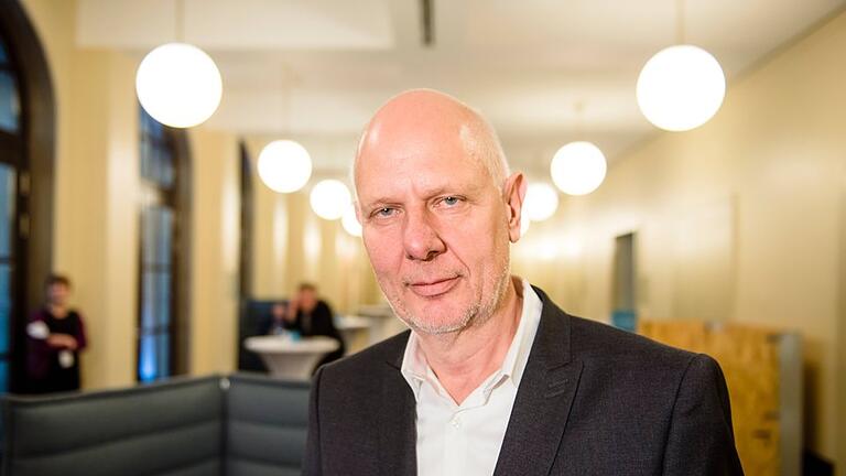 Trendforscher Matthias Horx       -  &bdquo;Wir sind als Menschen analoge Wesen, zu viel Virtualität macht uns krank. Deshalb boomt schönes Papier und Lichtschalter, die &bdquo;Klick&rdquo; machen&rdquo;, erzählt der Trendforscher Matthias Horx.