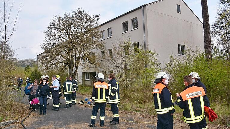 Großeinsatz der Rettungskräfte in Mellrichstadt: Bei einer Feier in den Mai wurden zwei junge Männer schwer verletzt. Großeinsatz der Rettungskräfte in Mellrichstadt: Bei einer Feier in den Mai wurden zwei junge Männer schwer verletzt.