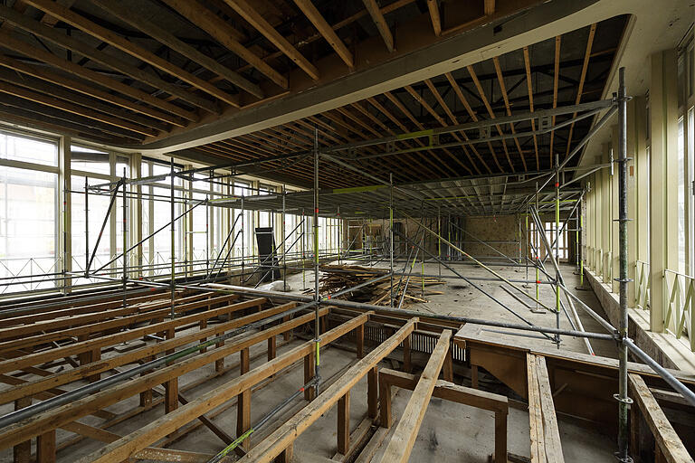 In der Aula, dem ehemaligen Vorführsaal des Central Kinos, wurden Bühnenbretter und Decke entfernt. Unter und über der Bühne wird moderne Technik eingebaut. In der Aula, dem ehemaligen Vorführsaal des Central Kinos, wurden Bühnenbretter und Decke entfernt. Unter und über der Bühne wird moderne Technik eingebaut. 