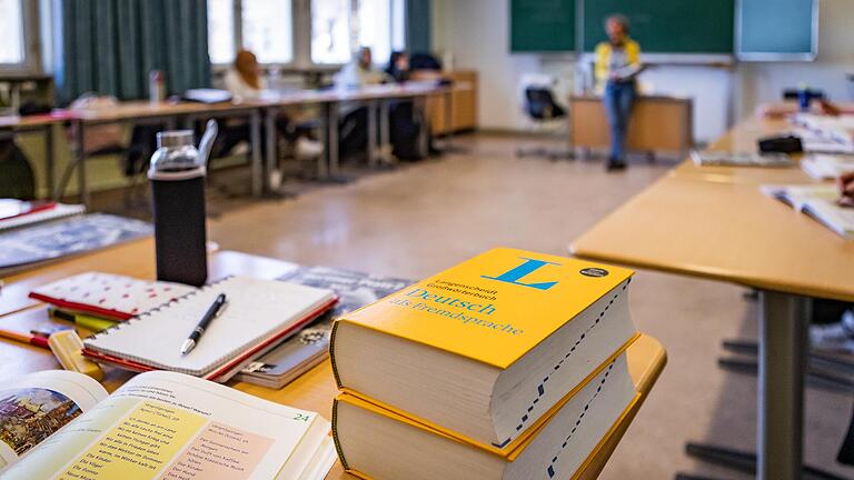 Obwohl Sprachkurse jetzt schon sehr knapp sind, hat die Bundesregierung zum Januar 2023 diese Kurse für alle Asylbewerberinnen und Asylbewerber geöffnet. Obwohl Sprachkurse jetzt schon sehr knapp sind, hat die Bundesregierung zum Januar 2023 diese Kurse für alle Asylbewerberinnen und Asylbewerber geöffnet. 