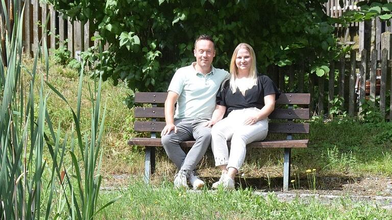Ein idyllischen Plätzchen am Löschweiher von Rüdenschwinden lädt Franziska und Lukas Grief zum Verweilen ein.
