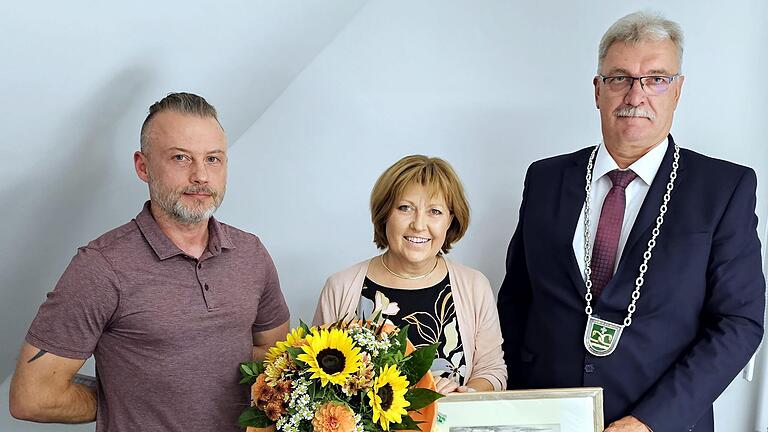 Bürgermeister Helmut Dietz verabschiedete Birgit Finzel offiziell aus dem Gemeinderat und vereidigte als ihren Nachrücker Frank Wohlleben (links).