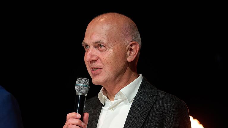 Ausstellung &bdquo;Netzer - Die Siebzigerjahre&rdquo;       -  Bernd Neuendorf hat über die Vertragsgespräche mit Sportdirektor Rudi Völler gesprochen.