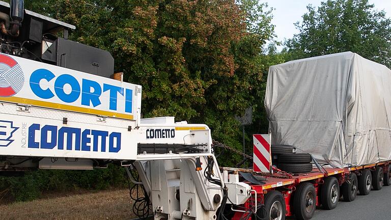 Nichts geht mehr: Auch nach vier Wochen steht der Schwertransport bei Marktsteft.