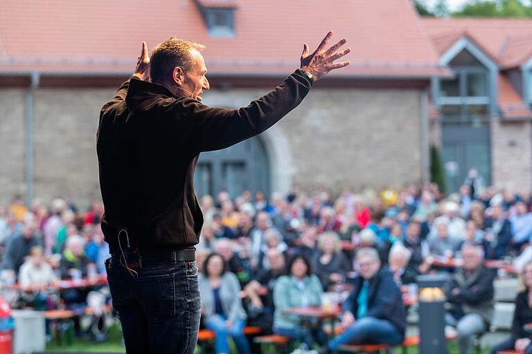 Einer wenigen Auftritte im vergangenen Jahr: Michl Müller im August bei 'Biergarten meets Kabarett &amp; Musik' im Gut Wöllried in Rottendorf.