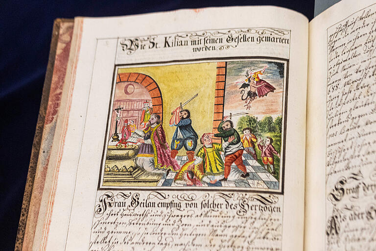 Die Ermordung Kilians: Miniatur aus der Abschrift der Fries-Chronik aus dem 18. Jahrhundert, die die Universitätsbibliothek Würzburg jetzt entdeckte und erwarb (UB Würzburg M.ch.f. 836). Die Ermordung Kilians: Miniatur aus der Abschrift der Fries-Chronik aus dem 18. Jahrhundert, die die Universitätsbibliothek Würzburg jetzt entdeckte und erwarb (UB Würzburg M.ch.f. 836).