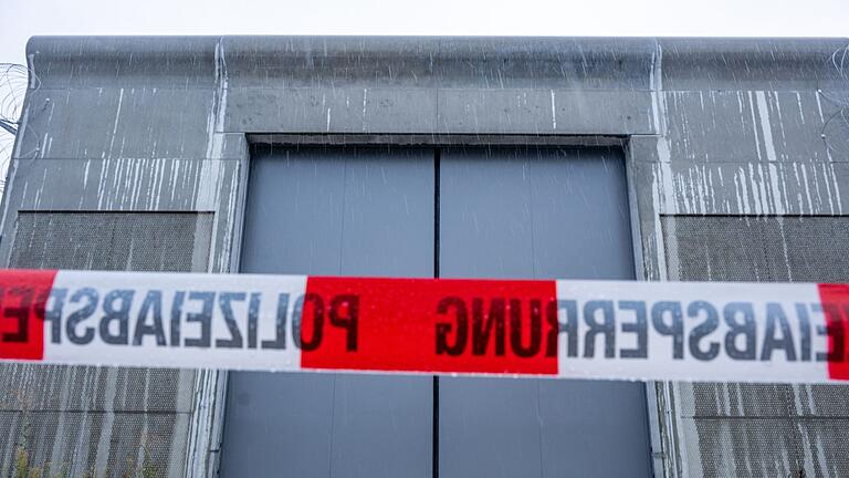 Bezirkskrankenhaus Straubing - Vier Männer sind am Samstagabend im niederbayerischen Straubing aus einer geschlossenen Klinik entflohen. Bezirkskrankenhaus Straubing - Vier Männer sind am Samstagabend im niederbayerischen Straubing aus einer geschlossenen Klinik entflohen.
