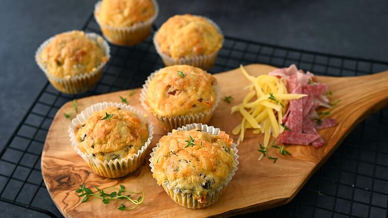 Pizza-Muffins mit Salami-Schinken-Füllung       -  Wer keine ganze Pizza verdrücken kann, dem bringen diese Pizza-Muffins den Geschmack des großen Verwandten auf die Zunge.