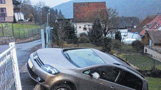 Durchbruch: Unbemannt durchbrach dieses Auto am 4. Dezember 2013 einen Zaun in der Wernfelder Oberdorfstraße, nachdem es sich an seinem Parkplatz oberhalb am Berg selbstständig gemacht hatte. Seither streiten sich die Versicherung, die Stadt Gemünden und der Grundstückseigentümer um die Art des Schadens und die Bezahlung. Ein Durchbruch zur Lösung des Problems ist auch nach elf Monaten noch nicht in Sicht.