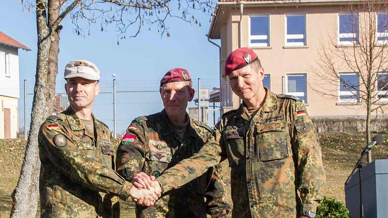 Oberst Axel Grunewald (Mitte) übergibt als Leiter des Bereichs Lehre und Ausbildung das Kommando über die Gruppe Lehre und Ausbildung von Oberstleutnant Jörg Schaffelke (rechts) an Oberstleutnant Arno Schöberl (links). Foto: Anja Gehring-Joneitis - Oberst Axel Grunewald (Mitte) übergibt als Leiter des Bereichs Lehre und Ausbildung das Kommando über die Gruppe Lehre und Ausbildung von Oberstleutnant Jörg Schaffelke (rechts) an Oberstleutnant Arno Schöberl (links). Foto: Anja Gehring-Joneitis Oberst Axel Grunewald (Mitte) übergibt als Leiter des Bereichs Lehre und Ausbildung das Kommando über die Gruppe Lehre und Ausbildung von Oberstleutnant Jörg Schaffelke (rechts) an Oberstleutnant Arno Schöberl (links). Foto: Anja Gehring-Joneitis - Oberst Axel Grunewald (Mitte) übergibt als Leiter des Bereichs Lehre und Ausbildung das Kommando über die Gruppe Lehre und Ausbildung von Oberstleutnant Jörg Schaffelke (rechts) an Oberstleutnant Arno Schöberl (links). Foto: Anja Gehring-Joneitis