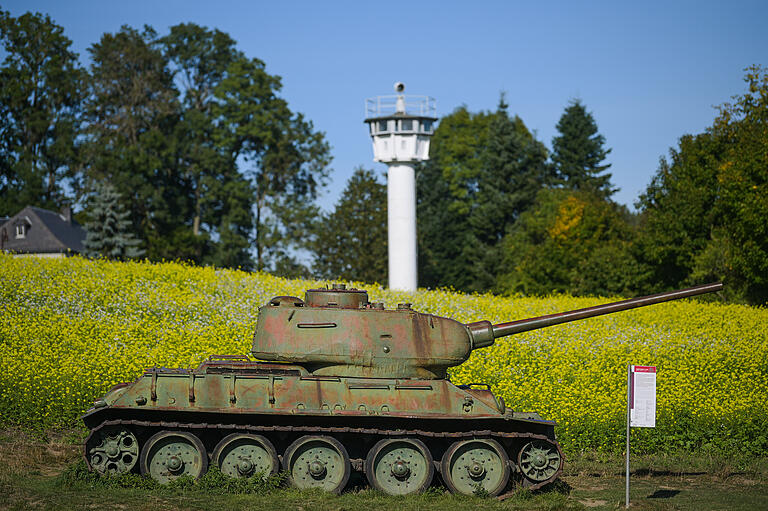 In Mödlareuth ist vor dem Gelände des Deutsch-Deutschen Museums und nahe der ehemaligen innerdeutschen Grenze zwischen DDR und Westdeutschland ist ein alter russischer Panzer zu sehen. In Mödlareuth ist vor dem Gelände des Deutsch-Deutschen Museums und nahe der ehemaligen innerdeutschen Grenze zwischen DDR und Westdeutschland ist ein alter russischer Panzer zu sehen. 
