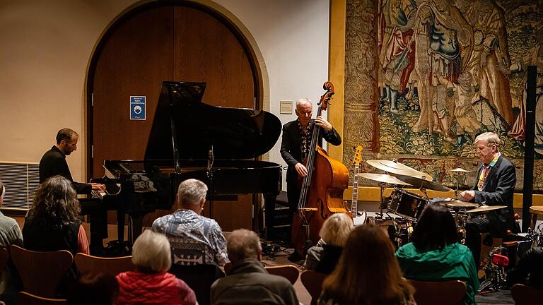 Das Jazztrio 'Berlin 21' beim Schweinfurter Kultursommer in der Rathausdiele. Das Jazztrio 'Berlin 21' beim Schweinfurter Kultursommer in der Rathausdiele.