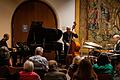 Das Jazztrio 'Berlin 21' beim Schweinfurter Kultursommer in der Rathausdiele.
