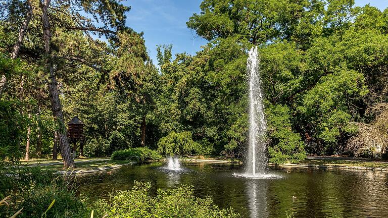 Blick auf den Pleicher See im Würzburger Ringpark. Der See wird derzeit noch mit Trinkwasser gespeist. Künftig soll in ihn Quellwasser fließen.