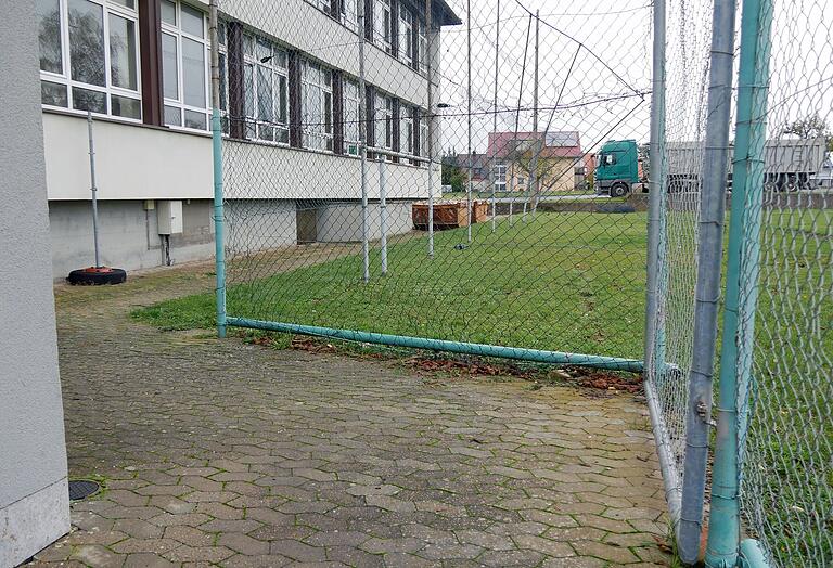 Der barrierefreie Pflasterweg entlang der ehemaligen Schule in Opferbaum fällt aufgrund des Umbaus in eine Kindertagesstätte nun weg. Der FV Opferbaum sieht die Gemeinde Bergtheim als Verursacher und wünscht eine Rampe auf Kosten der Gemeinde als nötigen Ersatz. Der barrierefreie Pflasterweg entlang der ehemaligen Schule in Opferbaum fällt aufgrund des Umbaus in eine Kindertagesstätte nun weg. Der FV Opferbaum sieht die Gemeinde Bergtheim als Verursacher und wünscht eine Rampe auf Kosten der Gemeinde als nötigen Ersatz.