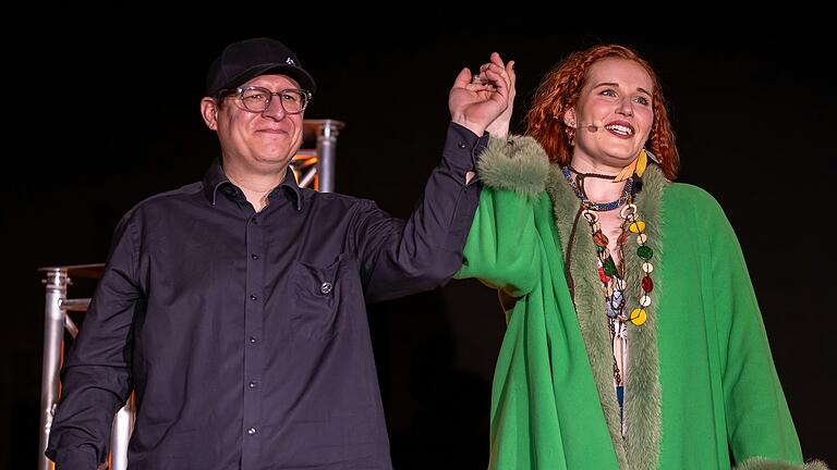 Jan Reinelt am Keyboard ist der ideale musikalische Partner für Darstellerin Laura Mann. Jan Reinelt am Keyboard ist der ideale musikalische Partner für Darstellerin Laura Mann.