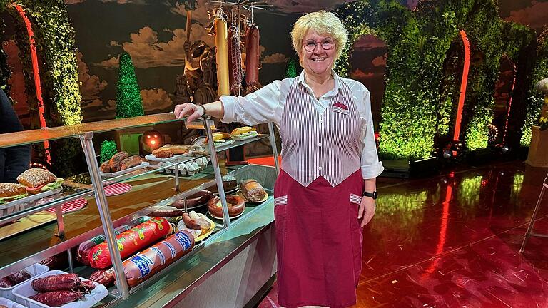 Doris Paul bringt eine ganze Wursttheke mit auf die Bühne der 'Fastnacht in Franken'. Sie müsse gut aufpassen, dass die anderen Künstler nicht zugreifen, sagt die Schweinfurterin. Doris Paul bringt eine ganze Wursttheke mit auf die Bühne der 'Fastnacht in Franken'. Sie müsse gut aufpassen, dass die anderen Künstler nicht zugreifen, sagt die Schweinfurterin. 