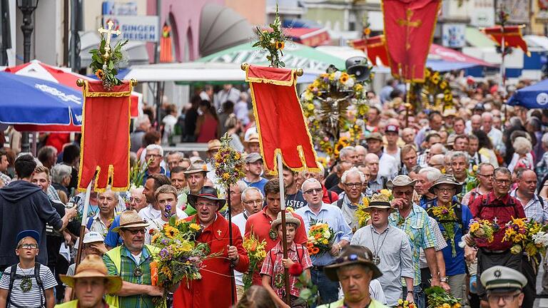 Der Heerwurm Gottes. Rund 560 Männer und Frauen waren zum Kreuzberg gewallt.