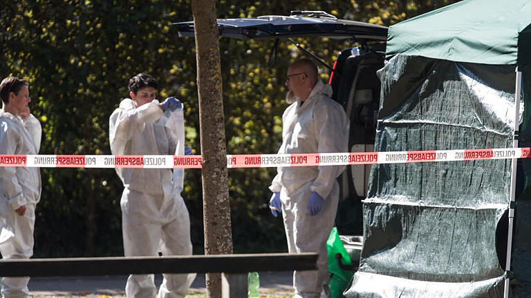 Freiburg nach Tod von junger Studentin       -  Beamte der Spurensicherungam 16.10.2016 in Freiburg (Baden-Württemberg) am Tatort der ermordeten Studentin an der Dreisam.