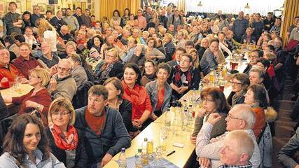 So voll war der Saal der Stadiongaststätte des FC Haßfurt selten. Das Interesse der Bevölkerung an der Veranstaltung der Heimatzeitung, in der die drei Bürgermeisterkandidaten auf dem &bdquo;Heißen Stuhl&ldquo; gegrillt wurden, war gewaltig.