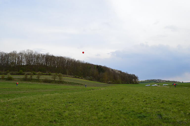 Versuch, die Höhe der Aufböschungen in einem Teilbereich der Trasse darzustellen: Der rote Ballon in der Mitte soll die Höhe der Fahrbahn markieren, die Ballons links und rechts markieren die beiden Böschungsfüße.