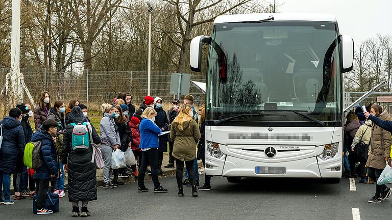 Mehr als 310.000 Einreisen von Kriegsflüchtlingen aus der Ukraine hat das Bundesinnenministerium bis 6. April dokumentiert. Wie viele Geflüchtete tatsächlich in Deutschland sind, lässt sich aber nicht genau sagen. Das Foto ist Mitte März an der Anker-Einrichtung bei Geldersheim entstanden.