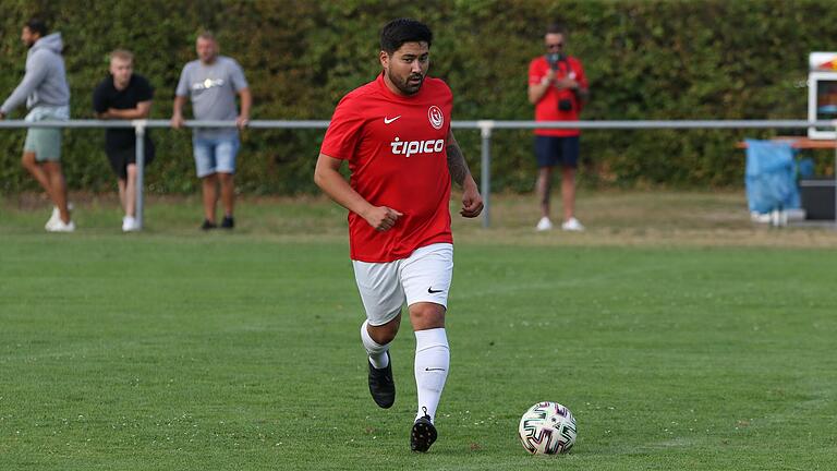 Tolga Arayici am Ball: Der FV Ülkemspor Kitzingen (Kreisklasse Würzburg 2) warf die SpVgg Giebelstadt (Kreisliga Würzburg 1) in der zweiten Runde aus dem Toto-Pokal-Wettbewerb im Fußball-Kreis Würzburg.